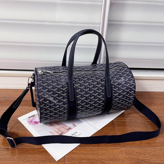 Goyard Barrel 运动旅行袋 40公分的尺寸更适合日常使用，可以当健身包、短途小旅行的完美伙伴。双拉链设计使用更方便。侧面多了一个手柄增加手提功能。包