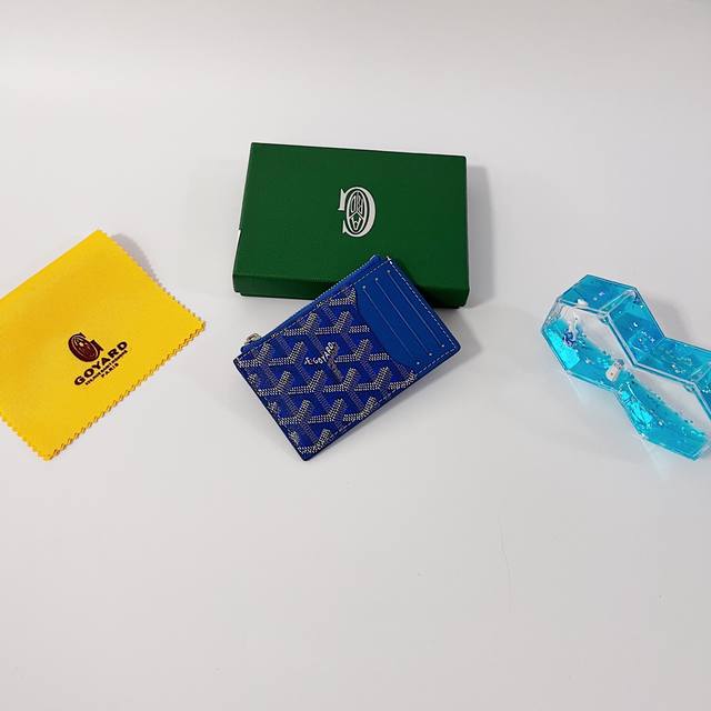 戈雅Bourbon 拉链卡夹兼具轻便性和功能性，设有 3 个卡槽、一个贴袋和一个拉链口袋，可安全存放零钱。其紧凑的形状使其可以轻松放入口袋或包中款号:98223