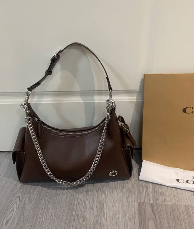 六月新品Cam20,咖啡色，黑色。棕色 Cam20 Juliet系列，最新精品款 本款非常具有独特个性，它是不是有Carry的影子呢，这取决于你怎么来欣赏它，容