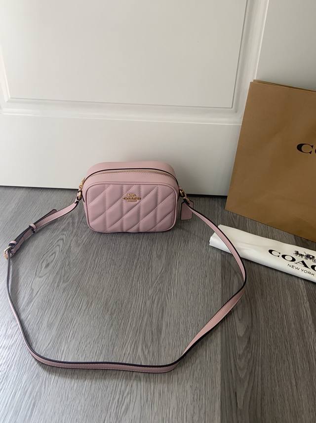 Coach 2025 三月新品 Cy779 Jamie小号菱格相机包非常小清新夏天用非常舒服超级奈斯 大手机可以放，尺寸约18X13X6Cm。