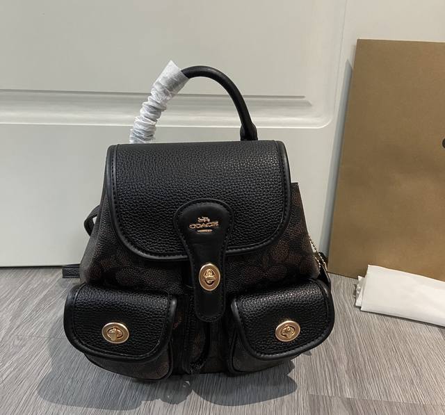 Coa*H 6月新品Cbh10胡桃木色Hadley双肩包蔻家的哈德利Hadley家族又迎来了新成员Hadley的这个双肩包一眼爱上简直是太好看啦~尺寸37高含手