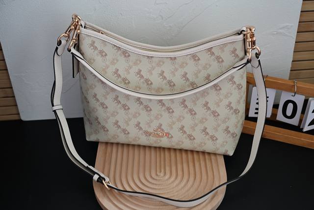 Coa*H蔻家Cbl85 2025五月新款马车印花腋下包Laurela单肩斜跨手提流浪包 款号：尺寸：28-18-11Cm。