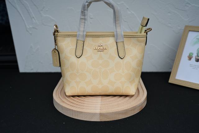 新色 迷你Cw032 Cw033 Cw034 Ce032， City Mini Tote手提斜挎托特包出货，小个子完全没问题 搭配宽肩带，超可爱超百搭 尺寸：1