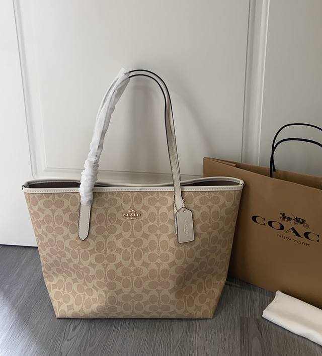 C家八月新品Cv976 最新奥莱款双面托特包 购物袋 Pvc配皮City 经典标志涂层帆布，带有光滑皮革细节。内置拉链袋。拉绳扣封口。 垂直长度24Cm手柄。3