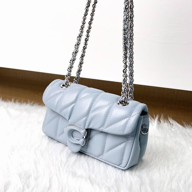 Coach 2月新品 C Quilting Tabby珩缝工艺的链条Tabby 酷酷的暗黑扣，低调又高级的银色扣 选一个你喜欢的尺寸和颜色吧