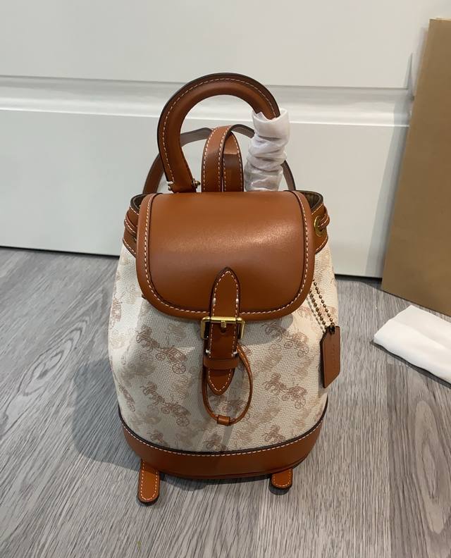 Coach 蔻驰新款 新品Cam31，Cam32书包到货了，女包新款Harper双肩包牛仔手提包斜挎单肩包。尺寸18×13×20，