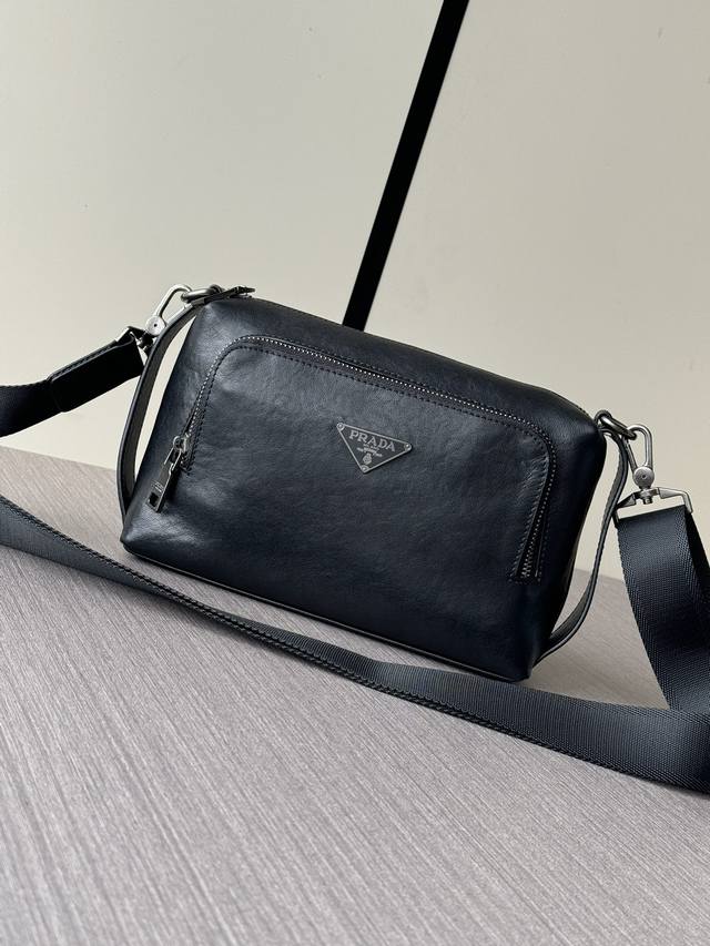 顶级专柜老鼠高端狠货 最新火爆款普拉达手拿包斜挎包大量出货啦,叫嚣专柜货顶级原单货纸上谈兵吹牛皮的咱不会，请让狠货说话。款式可以复制抄袭，材料做工骗不了懂的人。