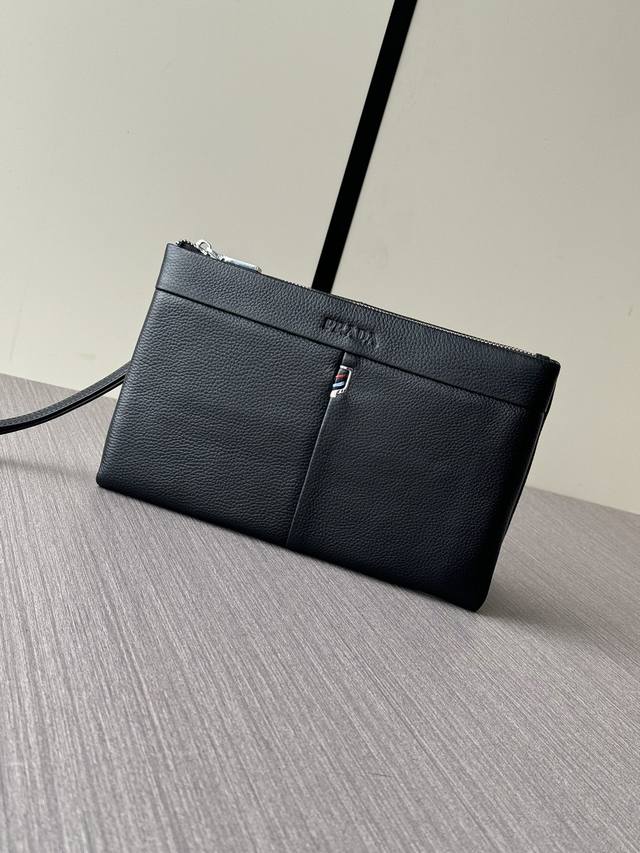 顶级专柜老鼠高端狠货 最新火爆款普拉达手拿包火爆款大量出货啦,叫嚣专柜货顶级原单货纸上谈兵吹牛皮的咱不会，请让狠货说话。款式可以复制抄袭，材料做工骗不了懂的人。