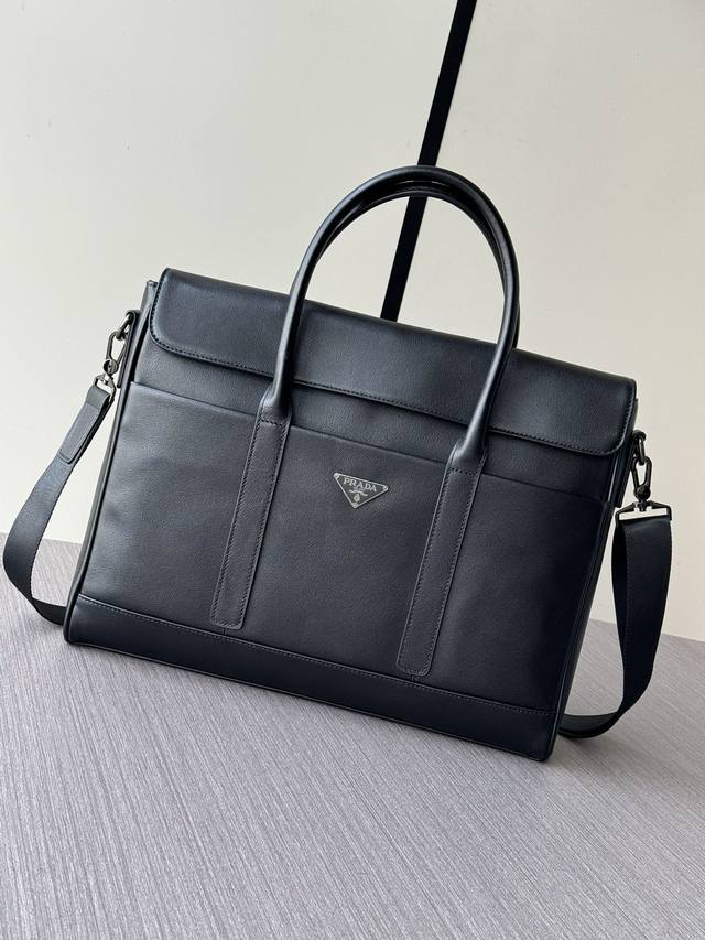 顶级专柜老鼠高端狠货 最新火爆款普拉达手提公文包大量出货啦,叫嚣专柜货顶级原单货纸上谈兵吹牛皮的咱不会，请让狠货说话。款式可以复制抄袭，材料做工骗不了懂的人。里