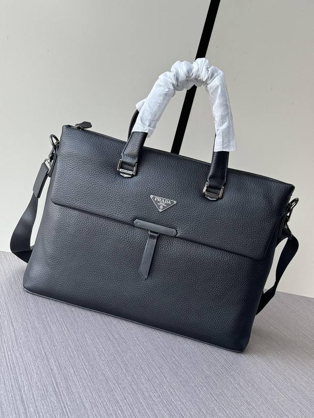 顶级专柜老鼠高端狠货 最新火爆款普拉达手提公文包大量出货啦,叫嚣专柜货顶级原单货纸上谈兵吹牛皮的咱不会，请让狠货说话。款式可以复制抄袭，材料做工骗不了懂的人。里