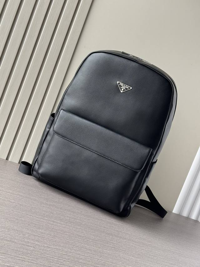 顶级专柜老鼠高端狠货2025最新火爆普拉达双肩背包大量出货啦,叫嚣专柜货顶级原单货纸上谈兵吹牛皮的咱不会，请让狠货说话。款式可以复制抄袭，材料做工骗不了懂的人。