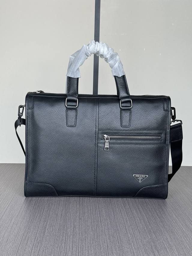 顶级专柜老鼠高端狠货 最新火爆款普拉达手提公文包大量出货啦,叫嚣专柜货顶级原单货纸上谈兵吹牛皮的咱不会，请让狠货说话。款式可以复制抄袭，材料做工骗不了懂的人。里