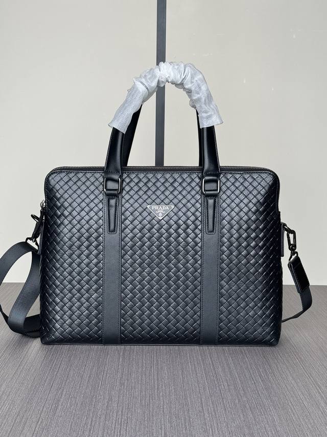 顶级专柜老鼠高端狠货 最新火爆款双拉链普拉达手提公文包大量出货啦,叫嚣专柜货顶级原单货纸上谈兵吹牛皮的咱不会，请让狠货说话。款式可以复制抄袭，材料做工骗不了懂的