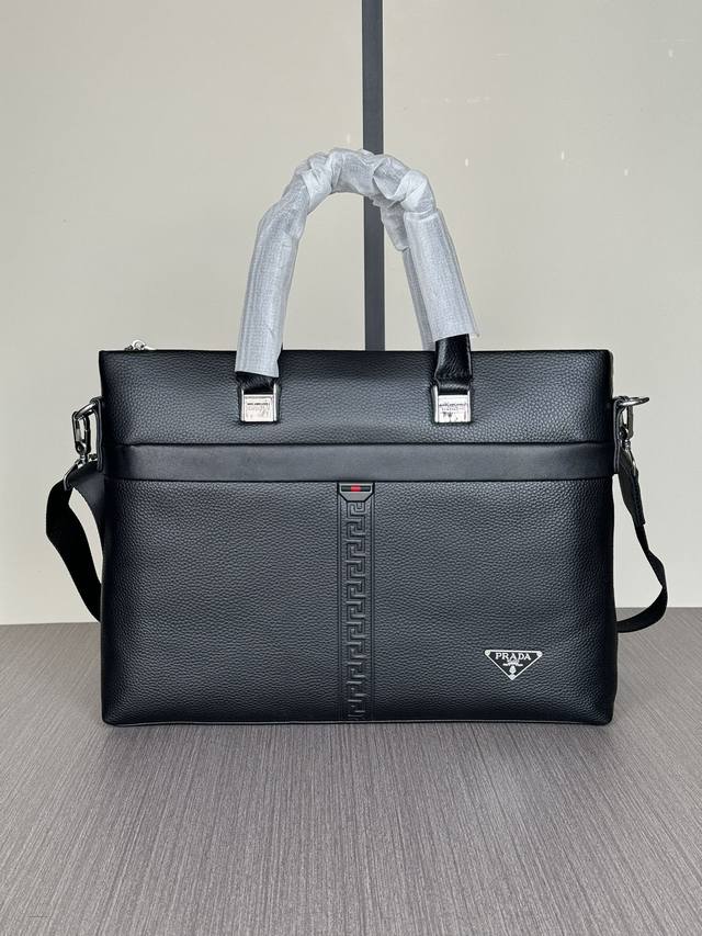 顶级专柜老鼠高端狠货 最新火爆款普拉达手提公文包大量出货啦,叫嚣专柜货顶级原单货纸上谈兵吹牛皮的咱不会，请让狠货说话。款式可以复制抄袭，材料做工骗不了懂的人。里
