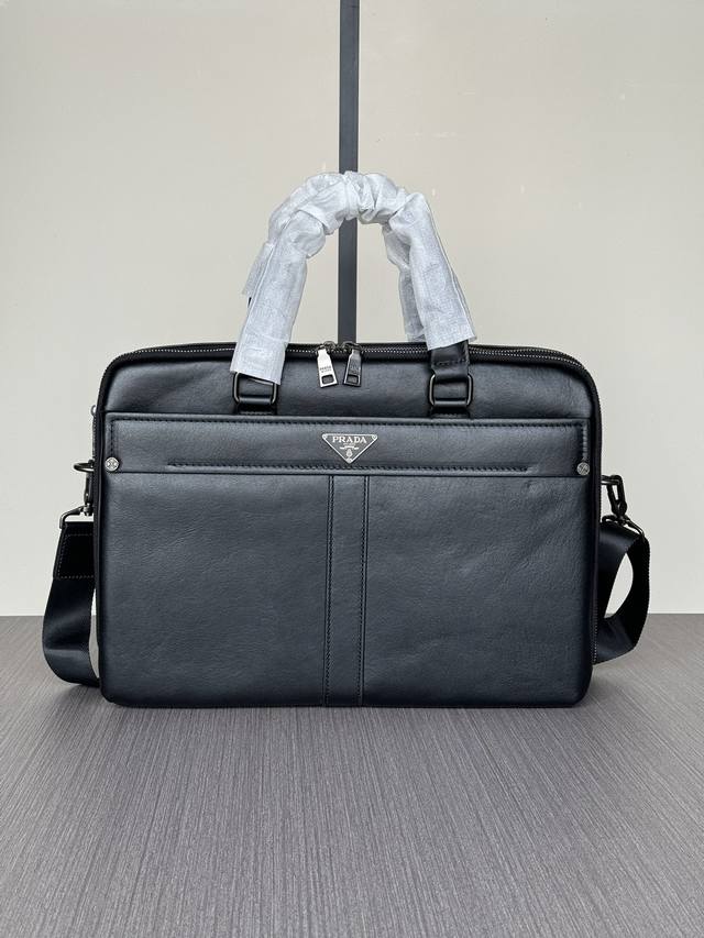 顶级专柜老鼠高端狠货 最新火爆款普拉达双拉链手提公文包大量出货啦,叫嚣专柜货顶级原单货纸上谈兵吹牛皮的咱不会，请让狠货说话。款式可以复制抄袭，材料做工骗不了懂的