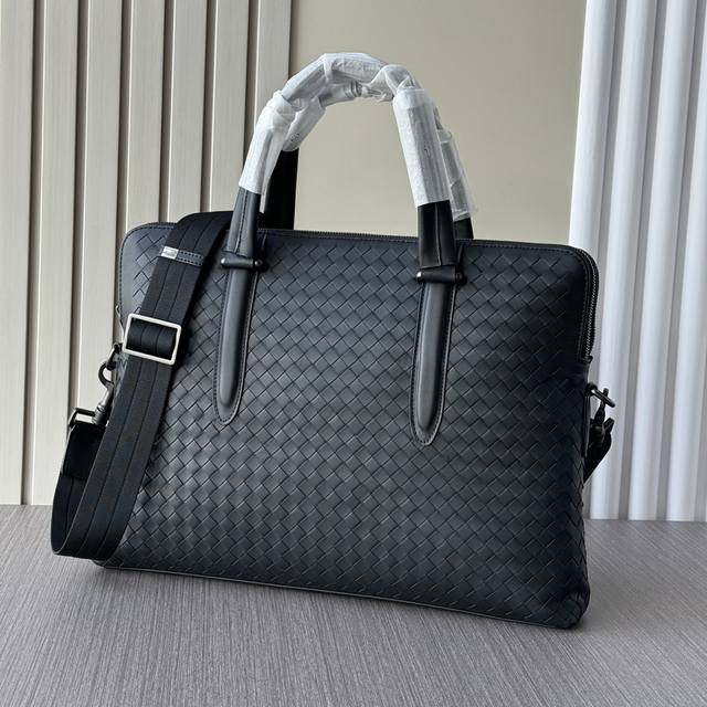 顶级专柜老鼠高端狠货 最新火爆款Bv双拉链打腊皮公文包大量出货啦,叫嚣专柜货顶级原单货纸上谈兵吹牛皮的咱不会，请让狠货说话。款式可以复制抄袭，材料做工骗不了懂的