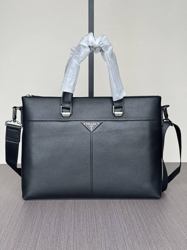 顶级专柜老鼠高端狠货 最新火爆款普拉达手提公文包大量出货啦,叫嚣专柜货顶级原单货纸上谈兵吹牛皮的咱不会，请让狠货说话。款式可以复制抄袭，材料做工骗不了懂的人。里