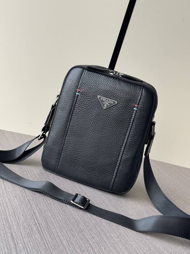 顶级专柜老鼠高端狠货 最新火爆款普拉达斜挎包大量出货啦,叫嚣专柜货顶级原单货纸上谈兵吹牛皮的咱不会，请让狠货说话。款式可以复制抄袭，材料做工骗不了懂的人。里外都