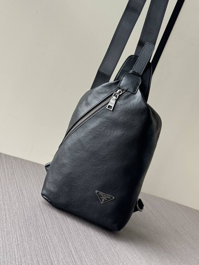 顶级专柜老鼠狠货 最新款式普拉达全皮胸包通用爆款大量出货拉,叫嚣专柜货顶级原单货纸上谈兵吹牛皮的咱不会，请让狠货说话。款式可以复制抄袭，材料做工骗不了懂的人。里