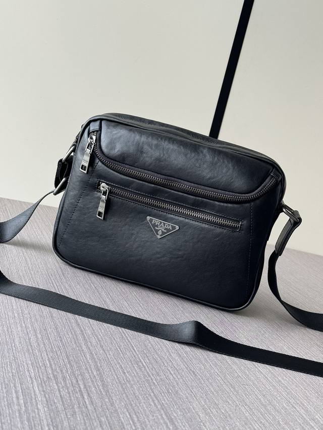 顶级专柜老鼠高端狠货 最新火爆款普拉达斜挎包大量出货啦,叫嚣专柜货顶级原单货纸上谈兵吹牛皮的咱不会，请让狠货说话。款式可以复制抄袭，材料做工骗不了懂的人。里外都