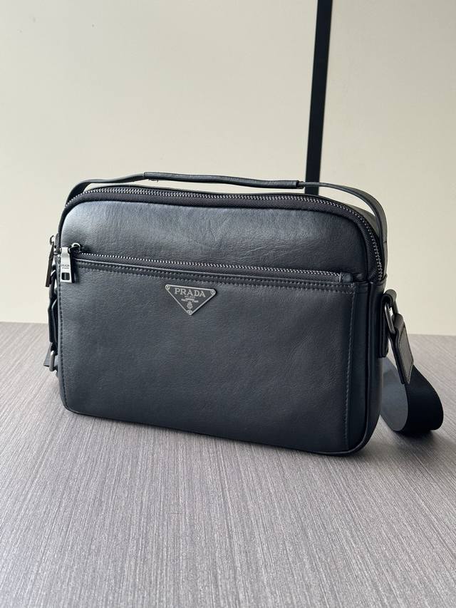 顶级专柜老鼠高端狠货 最新火爆款普拉达手提斜挎包大量出货啦,叫嚣专柜货顶级原单货纸上谈兵吹牛皮的咱不会，请让狠货说话。款式可以复制抄袭，材料做工骗不了懂的人。里