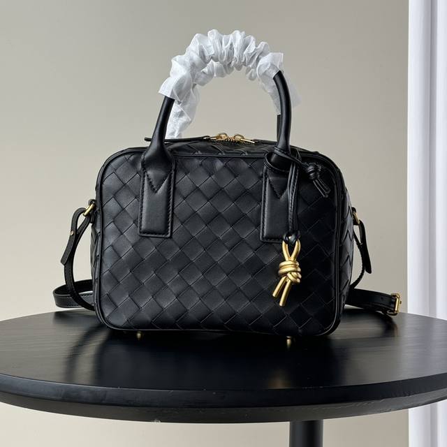 Bv 春Get Away里外全羊皮小方盒 复古时尚的小号 多种背法 复古又时尚，包包自重轻巧，空间实用，男女同款哦！！！时髦精必备单品，黄铜结绳吊饰 ，别致优雅