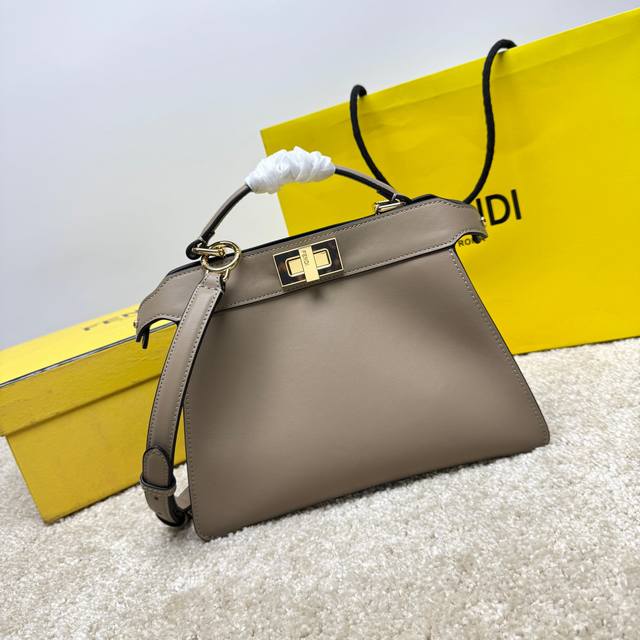 中号鸽子灰色 全新Peekaboo I See U 只为看见你不同的一面，新造型延续经典Peekaboo的梯形轮廓和方形扭锁设计，侧边加入风琴式设计，满满的复古