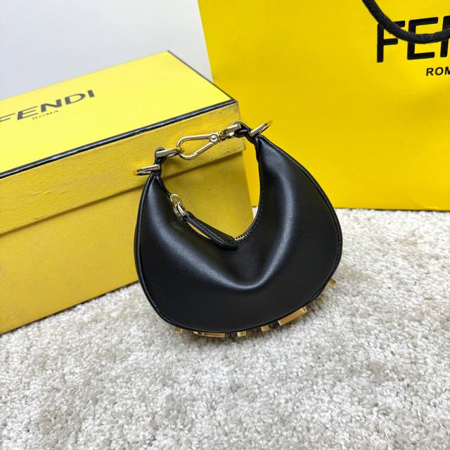 小号黑色 Praphy腋下包，以月牙造型为特色，把经典金属大Logo[Fend1]装饰在包包底部，包包的轮廓很贴切身体的线条，背在腋下的时候时尚感满满，简直就是