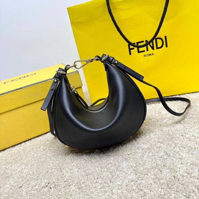 中号黑色 Praphy腋下包，以月牙造型为特色，把经典金属大Logo[Fend1]装饰在包包底部，包包的轮廓很贴切身体的线条，背在腋下的时候时尚感满满，简直就是