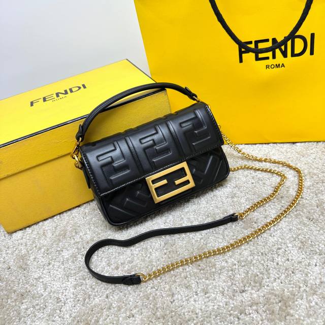名称：Fendi Baguette 品质：顶级原单 型号：0191S 颜色：黑色 尺寸：19×11.5×4Cm “It’S Baguette”，在设计师手里又焕