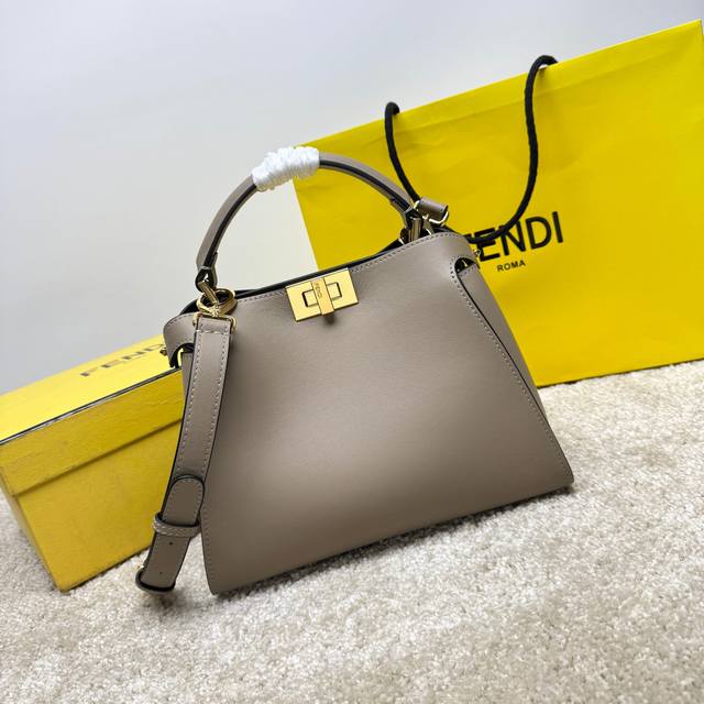 中号鸽子灰 Peekaboo I See U 全新Peekaboo I See U 只为看见你不同的一面,新造型延续经典Peekaboo的梯形轮廓和方形扭锁设计 中号鸽子灰 Peekaboo I See U 全新Peekaboo I See U 只为看见你不同的一面,新造型延续经典Peekaboo的梯形轮廓和方形扭锁设计