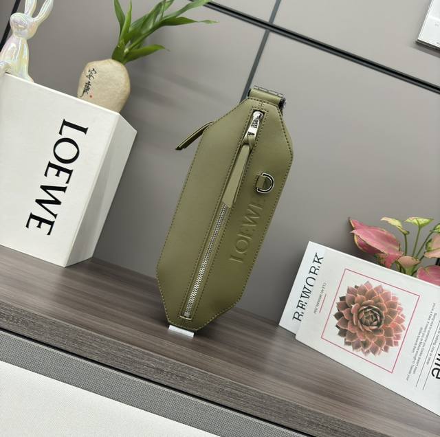 Low经典牛皮革变形 Sling 手袋 紧凑型Sling 手袋配有可调节 *Lw*织带和品牌标志金属搭扣，可打开以改变手袋容量并实现多种携带方式。外部拉链平口袋