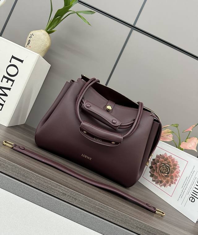 罗家新款中号柔软牛皮革 Madrid 手袋 Madrid 具有柔软的结构感梯形造型，采用角撑设计，搭配可调节提手和 Pebble 磁扣。此中号版本采用柔软牛皮革