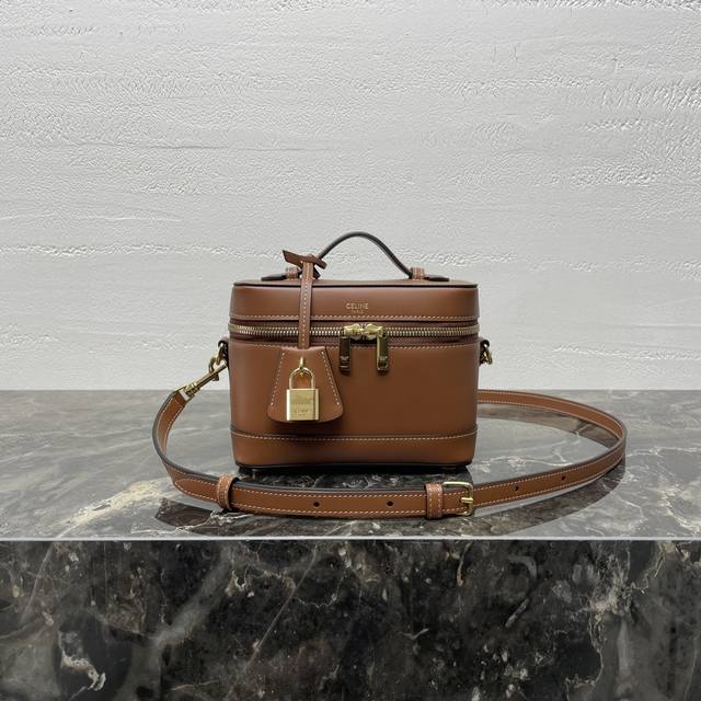 Vanity 化妆盒袋 今季在手袋系列焕发新意,化妆袋实用百搭而精致, 大小做得很好哦!尺寸7 X 5 X 7英寸 18 X 12 X 18厘米 天然小牛皮:最 Vanity 化妆盒袋 今季在手袋系列焕发新意,化妆袋实用百搭而精致, 大小做得很好哦!尺寸7 X 5 X 7英寸 18 X 12 X 18厘米 天然小牛皮:最