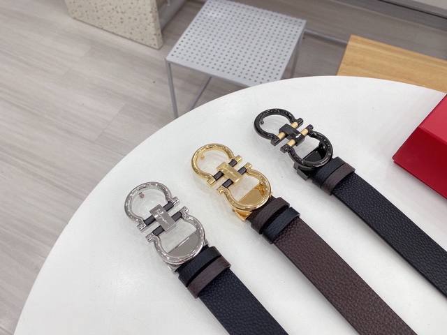 菲拉格慕 这款皮带是Ferragamo的经典配饰之一,高贵优雅,经典不衰。这款皮带配有经典Gancini扣饰,点缀品牌字母标识,别具匠心。皮带采用双面设计,长度 菲拉格慕 这款皮带是Ferragamo的经典配饰之一,高贵优雅,经典不衰。这款皮带配有经典Gancini扣饰,点缀品牌字母标识,别具匠心。皮带采用双面设计,长度