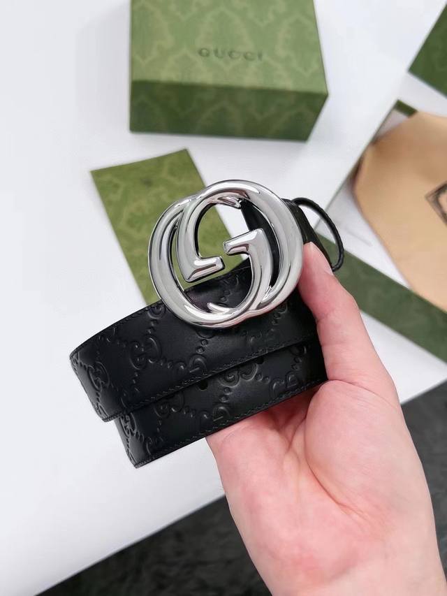 品牌 :古奇 价格P :配带全套原版包装 材质 : 进口牛皮搭配牛皮底，搭配18K钢扣 颜色 黑色， 规格 :3.8Cm 卖点 :皇家御用经典款式，永不过时。带