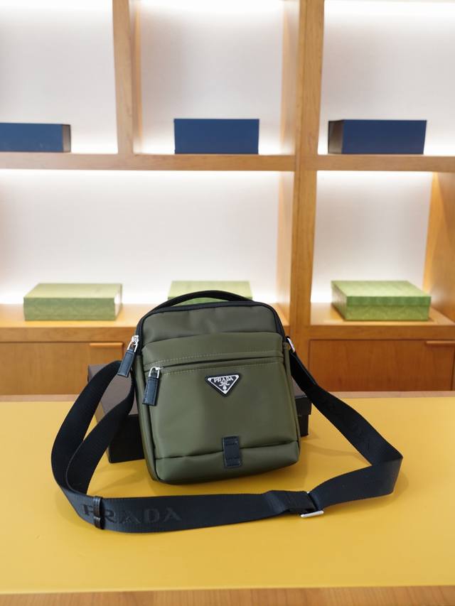 Prada 普拉达 官网同步 高版本 斜挎单肩背包 永恒不过时的标志性产品 纯原单布料 顶级五金制作 非市面普通版本 贸易公司订单货 全部实拍 实用性非常高 完