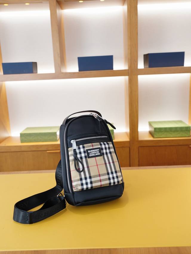 巴宝莉 官网同步 高版本 胸包 永恒不过时的标志性产品 纯原单布料 顶级五金制作 非市面普通版本 今年Burberry最爱的款式 全部实拍 实用性非常高 完全不