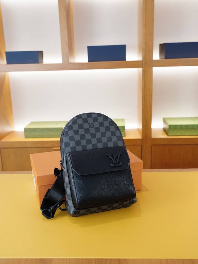 路易威登 官网同步 高版本 胸包 永恒不过时的标志性产品 纯原单牛皮 顶级五金制作 非市面普通版本 今年Lv最爱的款式 全部实拍 实用性非常高 完全不用担心穿搭