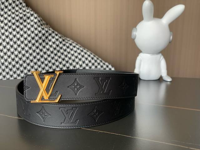 水货Lv腰带 4.0Cm宽新出的黑色进口意大利压花小牛皮，进口双面皮，搭配新款Lv 字母扣