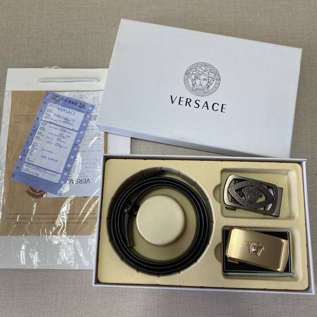 Versace精品款 ☆双扣礼盒套装 含礼盒 专柜有售 范思哲专柜在售正品 此款采用头层牛皮制作 走线油边细致 正品开模 搭配仿铜扣经久耐用、3.5Cm规格