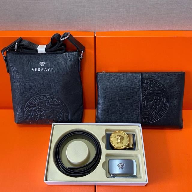 范思哲Versace 头层皮质组合礼盒包装腰带俩款包包超级组合 公文包包是很实用的选择。手提包日常是非常适合的。 双扣皮带：头层皮质带身搭配3.5Cm广州原版扣
