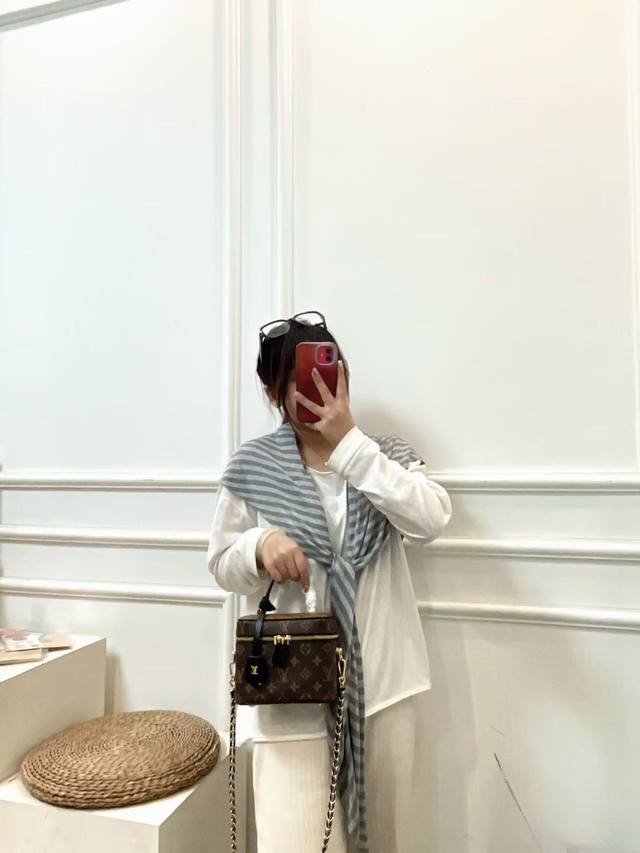 牛皮 礼盒包装 Lv 新款 Vanity Pm 化妆箱 软盒子 太鸡肋 近几年Lv的脑洞真的是越开越大，设计独特而经典 小巧的独特造型，搭配各种复古的颜色和装饰
