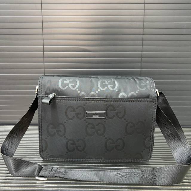 Gucci 古奇 Gg 尼龙布邮差包 翻盖单肩包 经典百搭 实物拍摄 原厂原版面料 配送防尘袋礼盒 30 X 22 Cm。