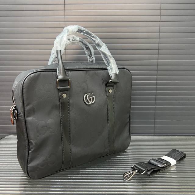 Gucci 古奇 Gg帆布男包公文包 手提包 电脑包 经典百搭 实物拍摄 原厂原版面料 配送防尘袋 28 X 38 Cm。