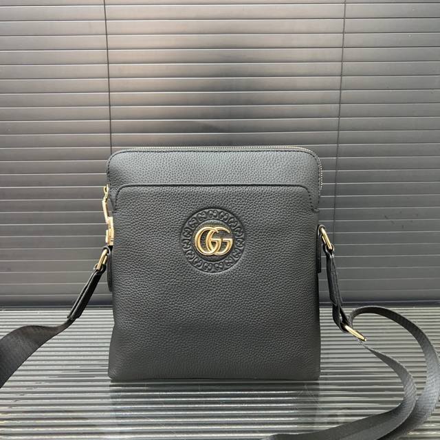 Gucci 古奇 密码锁牛皮公文包 男包 单肩斜挎包 经典百搭 实物拍摄 高端品质 配送防尘袋 23 X 26 Cm。