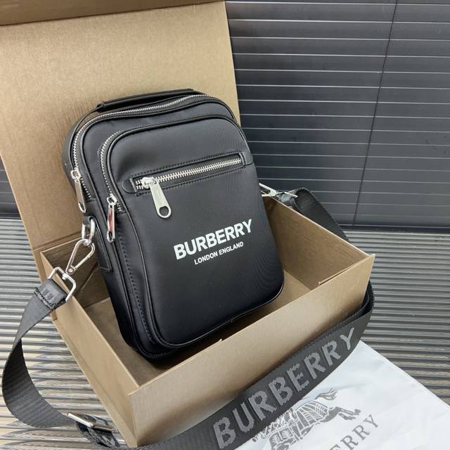 Burberry 巴宝莉 帆布男包相机包 尼龙布单肩包 休闲百搭斜挎包 经典百搭 实物拍摄 原厂原版面料 配送防尘袋 礼盒 21 X 17 Cm。