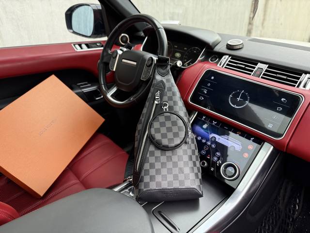 高端货 新款 “Louis Vuitton”Lv胸包 路易威登单肩包 M30936 Louis Vuitton Duo 老花满印拉链开合 帆布拼牛皮革 单肩斜挎