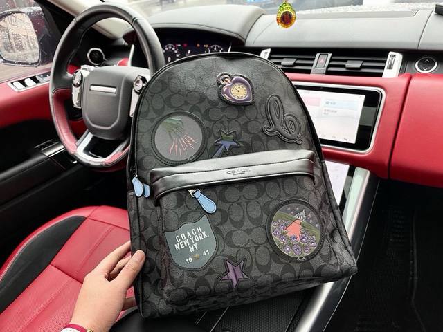 高端货 新款 “ Coach ”蔻驰双肩包蔻驰双肩包登山包学生书包 徽章款 进口原厂面料超高清五金Logo标志、专用里内里。超顺滑拉链、油边超平滑、做工精致每个 高端货 新款 “ Coach ”蔻驰双肩包蔻驰双肩包登山包学生书包 徽章款 进口原厂面料超高清五金Logo标志、专用里内里。超顺滑拉链、油边超平滑、做工精致每个