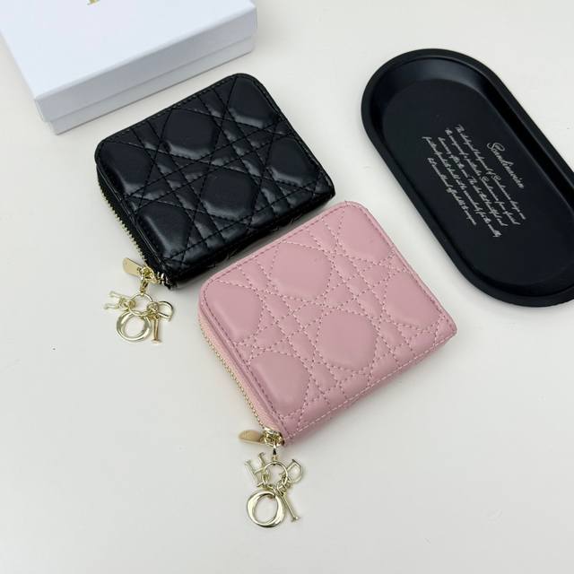 Dior 795颜色 黑色 粉色 尺寸 10.5*10*3Dior专柜最新款！专柜爆款热力来袭，经典提花压纹设计，釆用顶级进口小羊皮，皮质细腻柔软，做工精细